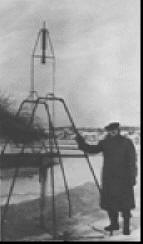 Годдард (1882—1945 гг.), совершивший первый в мире запуск ракеты с жидкостным ракетным двигателем (топливо — жидкий кислород и бензин) 16 марта 1926 г., стоит возле своей ракеты.