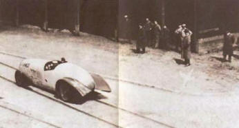 Ракетный автомобиль во время испытательного пробега весной 1931 г. Двигатель имеет усовершенствованную систему подачи топлива, разработанную А. Рудольфом. За рулем А. Пич.