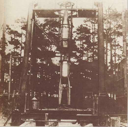 Немецкая ракета А-3, подготовленная для наземных испытаний на испытательном полигоне в Куммерсдорфе в 1937 г. Ракеты А-3 запускались с о-ва Грейфсвальдер-Ойе в Балтийском море, но полеты были неудачными.